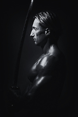 포토 JPG 해외이미지 스튜디오촬영 백인 라이프스타일 남자 무기 스포츠 중년 포즈 백그라운드 신체 다이어트 흑백 건강 한명 사람 성인 운동 힘 에너지 분노 잡기 칼 보호 보디빌딩 보디빌더 충돌 문신 싸움 근육질 몸통 전사 복근 심각 해외202004 해외포토 서양인 1 감정 컨셉 모션 근육 촬영기법 실내 생활 신체부위 헬스 몸매 파일형식 이미지허브