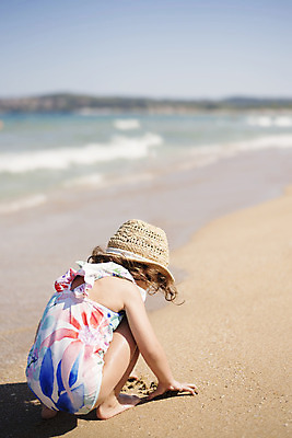 포토 JPG 해외이미지 백인 라이프스타일 수영복 행복 어린이 모래 바다 여행 컨셉 꽃무늬 가족 자연 놀이 휴가 사람 해변 사람없음 야외 물 여름 태양 우주 기쁨 흰색 아기 밀짚 걸음마 해외202004 해외포토 자연요소 서양인 옷 계절 꽃 감정 컬러 무늬 관계 모션 생활 짚 생태계 파일형식 이미지허브