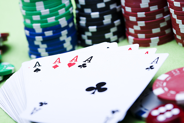 포토 JPG 해외이미지 실내 사람없음 쌓기 트럼프 포커칩 도박 카지노 겜블 초록배경 해외202004 해외포토 백그라운드 모션 내부 초록색 놀이용품 포커 파일형식 이미지허브