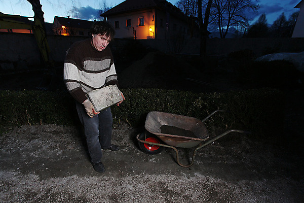 포토 JPG 해외이미지 손 남자 장갑 모션 노동자 한명 서기 성인 야외 가로 정원 검은색 어둠 황혼 흙 도구 잡기 작업 끝 야간 심각 어려움 옛날 해외202004 해외포토 자연요소 직업 1 잡화 컬러 컨셉 사람 신체부위 일몰 파일형식 이미지허브