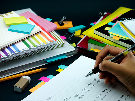 포토 JPG 해외이미지 학생 영어 교육 문화 텍스트 통신 교실 학교 수업 사람없음 책 단어 스터디 세계 글로벌 연필 펜 쪽지 공책 시험 퀴즈 가르침 강의 사전 소셜 번역 해외202004 해외포토 문자 문구용품 학용품 학습 필기구 파일형식 이미지허브