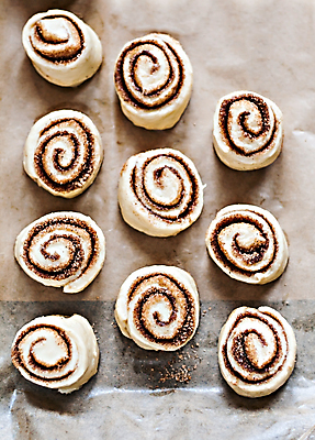 포토 JPG 해외이미지 문화 음식 조각 과일 재료 공 탁자 요리 사람없음 목재 쿠키 케이크 주방 계란 줄무늬 빵집 흰색 원형 오븐 낟알 가루 설탕 시리얼 굽기 먹기 준비 서식 날것 반죽 만들기 밀가루 롤러 먼지 증거 설정 번 시나몬 이스트 페스츄리 핸드메이드 해외202004 시나몬롤 해외포토 도형 나무 빵 컬러 가구 무늬 모션 디저트 상점 알 가전제품 구이 파일형식 이미지허브