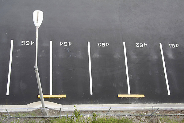 포토 JPG 해외이미지 선 패턴 가로등 사람없음 노란색 우주 검은색 줄무늬 흰색 도시 보행로 주차 제비 해외202004 해외포토 공공시설 길 컬러 무늬 조류 파일형식 이미지허브