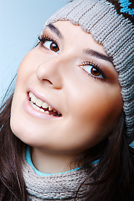 포토 JPG 해외이미지 백인 1 옷 계절 여자 행복 얼굴 장갑 백그라운드 크리스마스 겨울 관리 한명 미소 웃음 사람 20대 성인 파란색 머리 유행 냉동 얼음 목도리 추위 흰색 눈송이 뜨개질 시원함 12월 스웨터 서리 눈덩이 1월 유일 해외202004 손모아장갑 해외포토 자연요소 서양인 잡화 기념일 감정 컬러 상의 눈_날씨 표정 청년 취미 신체부위 날짜 파일형식 이미지허브