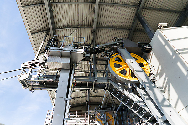 포토 JPG 해외이미지 산업 밧줄 여행 교통시설 모션 자동차 하늘 산 안전 사람없음 야외 건물 금속 기계 장비 바퀴 원형 역 엘리베이터 묘사 리프트 철사 기어 도르래 철강 해외202004 해외포토 도형 건축물 줄 육상교통 교통 재질 시설 파일형식 이미지허브