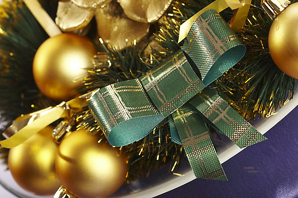 포토 JPG 해외이미지 리본 크리스마스장식 크리스마스 실내 사람없음 장식볼 금색 오브젝트 오너먼트 해외202004 해외포토 기념일 컬러 내부 장식 파일형식 이미지허브