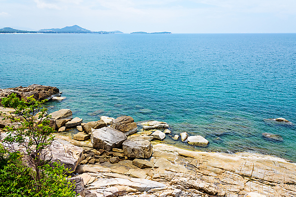 포토 JPG 해외이미지 나무 구름 물결 파도 바다 섬 여행 백그라운드 태국 자연 하늘 풍경 사람없음 야외 초록색 물 여름 파란색 환경 침묵 바위 흰색 만 장면 암초 내추럴 수평선 해외202004 해외포토 자연요소 식물 계절 아시아 컬러 소리 돌_바위 생태계 파일형식 이미지허브
