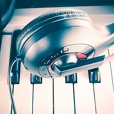 포토 JPG 해외이미지 음악 실내 근접촬영 사람없음 헤드셋 피아노건반 오브젝트 해외202004 해외포토 뷰포인트 음향기기 문화예술 내부 헤드폰 건반 피아노 파일형식 이미지허브