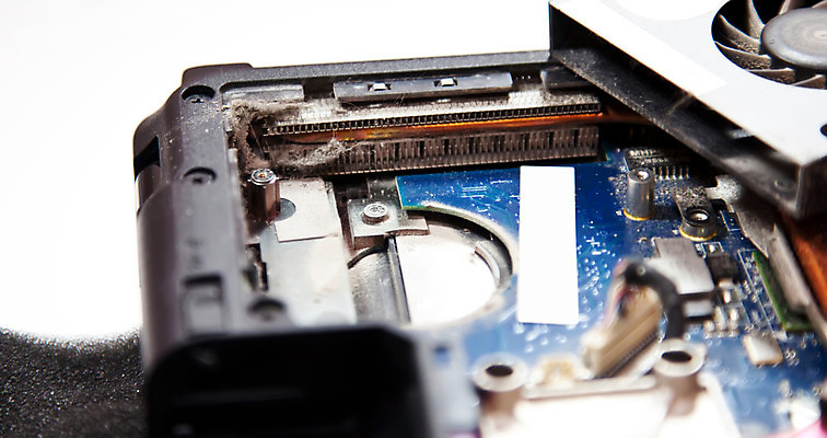 포토 JPG 해외이미지 산업 실내 사람없음 노트북 컴퓨터 검은색 어둠 장비 부채 코드 먼지 라디에이터 램 프로세서 해외202004 해외포토 컬러 내부 전자제품 파일형식 이미지허브