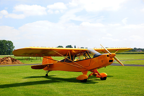 포토 JPG 해외이미지 교통시설 하늘 비행기 사람없음 컵 파란색 노란색 수확 클래식 항공 대패 옛날 해외202004 해외포토 식기 컬러 교통 컨셉 농업 항공교통 대중교통 시설 파일형식 이미지허브