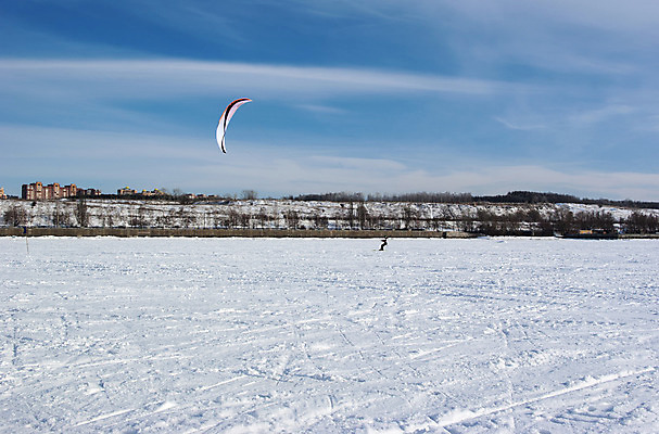 포토 JPG 해외이미지 1 라이프스타일 옷 남자 호수 스포츠 겨울 모션 자연 하늘 바람 스키 휴식 항해 건강 사람 취미 사람없음 야외 파란색 운동 햇빛 태양 냉동 얼음 힘 추위 흰색 헬멧 속도 북쪽 추적 시베리아 해외202004 해외포토 자연요소 계절 컬러 컨셉 배_교통 날씨 겨울스포츠 생활 보호장비 방향 생태계 파일형식 이미지허브