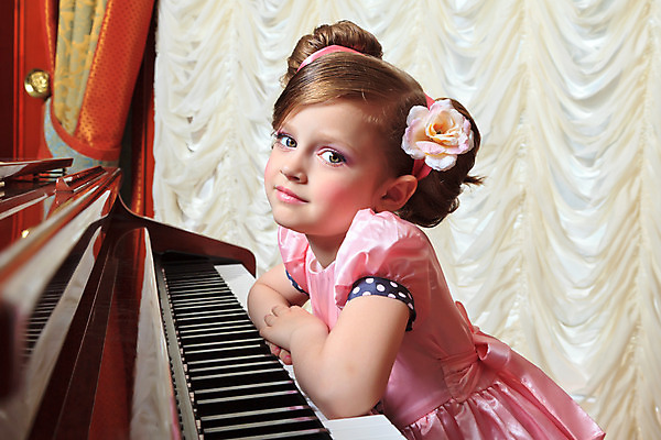 포토 JPG 해외이미지 어린이 분홍색 형상 한명 유행 아기 복고 방식 표현성 해외202004 해외포토 1 컬러 사람 파일형식 이미지허브