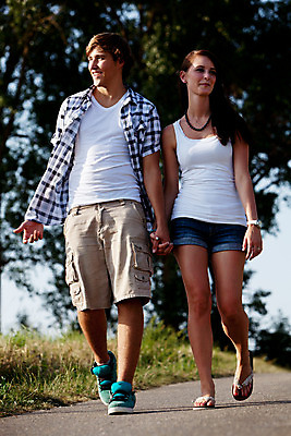 포토 JPG 해외이미지 백인 라이프스타일 커플 공원 여자 남자 행복 도로 길 백그라운드 컨셉 관계 자연 하늘 성공 미래 휴식 함께함 건강 사랑 웃음 사람 풍경 야외 두명 여름 파란색 걷기 우정 산책 기쁨 자유 오솔길 아스팔트 장면 방법 카피스페이스 해외202004 해외포토 서양인 계절 공공시설 감정 컬러 교통시설 모션 표정 생활 친구 공백 생태계 파일형식 이미지허브