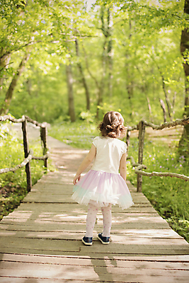 포토 JPG 해외이미지 백인 라이프스타일 응시 드레스 공원 여자 행복 호수 어린이 백그라운드 가족 자연 놀이 휴가 사람 앉기 사람없음 야외 목재 빨간색 초록색 물 파란색 항구 숲 작음 발레복 넘어짐 혼자 해외202004 해외포토 자연요소 서양인 나무 시선 옷 공공시설 감정 컬러 재료 관계 교통시설 모션 생활 크기 발레 생태계 파일형식 이미지허브