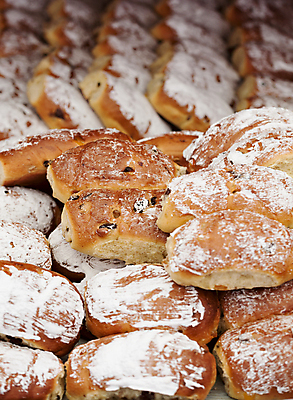 포토 JPG 해외이미지 음식 사람없음 야외 세로 이탈리아 달콤 아침식사 설탕 건포도 페스츄리 해외202004 해외포토 유럽 빵 포도 식사 맛 건과일 파일형식 이미지허브