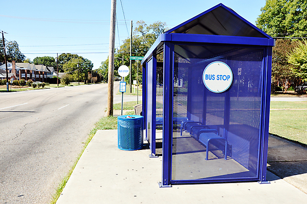 포토 JPG 해외이미지 도로 여행 교통시설 거리 버스 사람없음 파란색 방 도시 기다림 역 승차 사인 일반 그만 길가 통근 해외202004 해외포토 길 육상교통 컬러 교통 모션 대중교통 시설 출근 파일형식 이미지허브