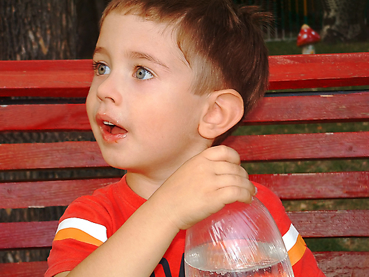 포토 JPG 해외이미지 공원 어린이 자연 휴식 관리 한명 사람 소년 빨간색 물 산책 재킷 도시 입 플라스틱 속눈썹 코 시력 귀 관심 해외202004 해외포토 자연요소 1 공공시설 남자 컬러 컨셉 재질 신체부위 외투 눈썹 생태계 파일형식 이미지허브