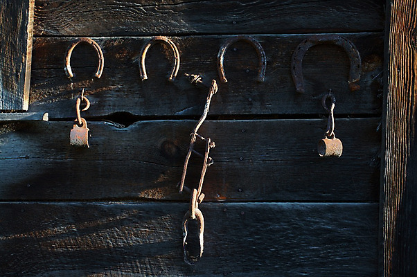 포토 JPG 해외이미지 신발 사람없음 목재 농장 수확 골동품 도구 부식 외양간 실행 옛날 해외202004 해외포토 나무 농업 재료 파일형식 이미지허브