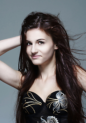 포토 JPG 해외이미지 백인 1 응시 여자 얼굴 포즈 백그라운드 갈색머리 실내 한명 사람 10대 고립 해외202004 해외포토 서양인 헤어스타일 시선 청소년 내부 신체부위 파일형식 이미지허브