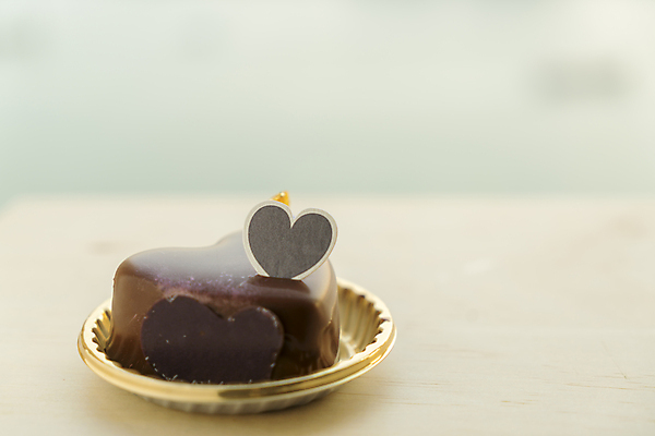 포토 JPG 해외이미지 모양 접시 음식 디저트 발렌타인데이 사람없음 장식 갈색 케이크 초콜릿 검은색 어둠 희망 빵집 하트 축하 신선 원형 화려 액체 파마 고급 우아함 달콤 맛 설탕 크림 흰배경 고립 무스 석판 핸드메이드 해외202004 해외포토 도형 헤어스타일 식기 감정 컬러 백그라운드 컨셉 데이이벤트 상점 흰색 파일형식 이미지허브