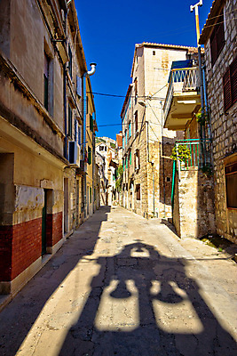 포토 JPG 해외이미지 전통 유럽 문화 도로 길 벽 섬 여행 건축양식 거리 주택 사람없음 건물 세로 파란색 여행객 걷기 마을 산책로 도시 보행자 센터 중세 역사 보행로 지중해 좁은 장면 타운 크로아티아 종탑 천연기념물 달마시안 로마인 옛날 해외202004 해외포토 건축물 건축 나라 바다 컬러 교통시설 모션 사람 인종 탑 개 파일형식 이미지허브