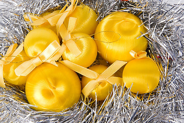 포토 JPG 해외이미지 리본 크리스마스장식 크리스마스 실내 사람없음 노란색 장식볼 오브젝트 오너먼트 해외202004 해외포토 기념일 컬러 내부 장식 파일형식 이미지허브