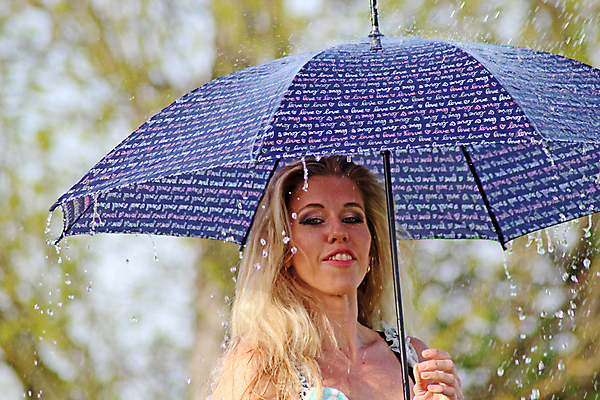 포토 JPG 해외이미지 응시 공원 여자 행복 우산 자연 날씨 한명 들기 사람 상반신 성인 앞모습 잡기 성인여자한명만 해외202004 해외포토 1 시선 공공시설 감정 뷰포인트 모션 생태계 여자한명만 성인여자만 파일형식 이미지허브