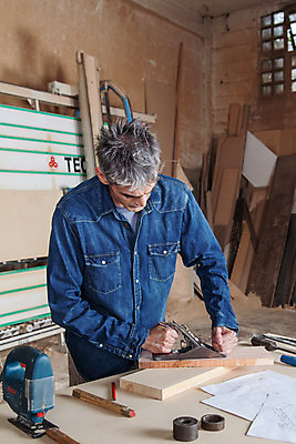 포토 JPG 해외이미지 모델 손 조각 노동자 관리 한명 사람 목재 세로 장비 도구 공구 업무 작업 작업실 재산 숲 자르기 목수 책상 먼지 목공예 수목 옛날 해외202004 해외포토 나무 직업 1 가구 재료 모션 신체부위 금융 공예 파일형식 이미지허브