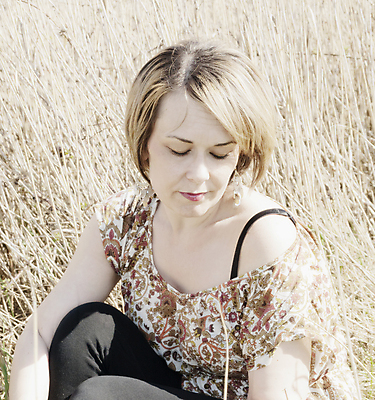 포토 JPG 해외이미지 공원 여자 밭 자연 열쇠 한명 야외 햇빛 평화 환경 시골 날씬함 내추럴 해외202004 해외포토 1 공공시설 컨셉 농업 사람 태양 몸매 생태계 파일형식 이미지허브