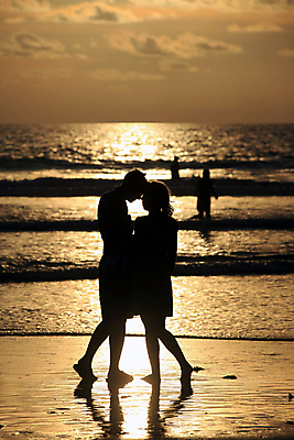 포토 JPG 해외이미지 커플 여자 남자 행복 감정 바다 여행 백그라운드 2 오렌지 가족 자연 휴가 휴식 함께함 그림자 사랑 사람 야외 두명 햇빛 태양 일출 환경 일몰 산책 황금 연결 인도인 동료 휴양지 발리 통일 해외202004 해외포토 자연요소 외국인 섬 컨셉 과일 관계 동양인 노을 장소 생태계 인도네시아 파일형식 이미지허브