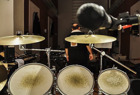 포토 JPG 해외이미지 직업 접시 음악 놀이 타악기 사람없음 목재 세트 금속 소리 콘서트 장비 무대 흰색 기구 악단 드럼 롤 고립 드러머 리듬 뮤지컬 베터리 해외202004 해외포토 나무 식기 악기 컬러 재료 재질 문화예술 공연 파일형식 이미지허브