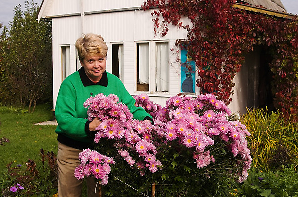 포토 JPG 해외이미지 모델 1 라이프스타일 여자 행복 얼굴 백그라운드 자연 포도 엄마 건강 한명 미소 사람 성인 귀여움 수확 가을 흰색 입 60대 은퇴 초대 지역 세대 연금 노화 해외202004 해외포토 계절 노년 감정 컬러 컨셉 농업 과일 가족 표정 생활 신체부위 생태계 파일형식 이미지허브