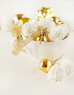 포토 JPG 해외이미지 리본 크리스마스 서양음식 실내 사람없음 아웃포커스 컵 쿠키 달콤 흰배경 머랭 오너먼트 해외202004 머랭쿠키 해외포토 식기 기념일 음식 백그라운드 크리스마스장식 디저트 촬영기법 내부 흰색 맛 파일형식 이미지허브