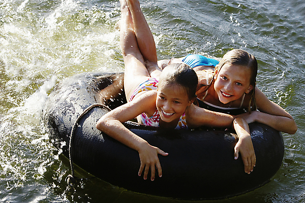 포토 JPG 해외이미지 주간 여자 수영복 여유 어린이 가족 수영장 상반신 야외 두명 앞모습 아웃포커스 여름휴가 바캉스 소녀만 해외202004 해외포토 자연요소 옷 감정 뷰포인트 관계 휴가 촬영기법 사람 여자만 어린이만 파일형식 여름_계절 이미지허브