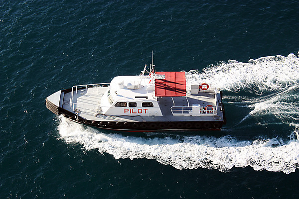 포토 JPG 해외이미지 파도 바다 섬 여행 요트 교통시설 바람 휴가 항해 경비 안전 사람없음 야외 물 파란색 모니터 힘 기쁨 운전 에너지 흰색 보트 고급 경찰 크루즈 파일럿 속도 보안 함선 법 모터보트 포트 엔진 모터 제어 해외202004 해외포토 자연요소 직업 감정 컬러 교통 컨셉 배_교통 모션 날씨 컴퓨터 보호 시설 파일형식 이미지허브