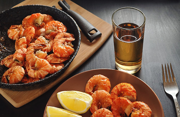 포토 JPG 해외이미지 접시 음료 음식 조각 과일 탁자 표면 새우 맥주 마늘 갑각류 사람없음 목재 검은색 저녁식사 뜨거움 프라이팬 황금 맛 레몬 해산물 큐브 소금 제비 빵가루 해외202004 해외포토 나무 동물 식기 컬러 가구 컨셉 채소 재료 조류 주방용품 주류 식사 파일형식 이미지허브