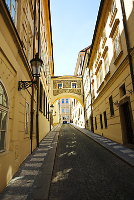 포토 JPG 해외이미지 구름 전통 건축물 외관 유럽 문화 벽 여행 백그라운드 비즈니스 건축양식 창문 하늘 조명 거리 주택 사람없음 야외 건물 가로 초록색 파란색 빛 검은색 장비 골동품 발코니 등불 램프 도시 역사 복고 장면 옛날 스타일 해외202004 해외포토 자연요소 건축 나라 컬러 파일형식 이미지허브