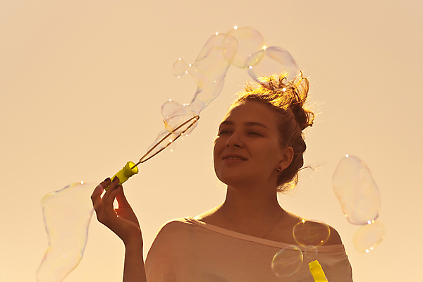 포토 JPG 해외이미지 백인 여자 행복 얼굴 장난 놀이 하늘 한명 사람 야외 파란색 컬러풀 장미 맑음 거품 기쁨 흰색 황금 불기 만족 긍정 비누 타격 몽환 해외202004 해외포토 서양인 1 꽃 감정 컬러 컨셉 모션 날씨 신체부위 위생용품 파일형식 이미지허브
