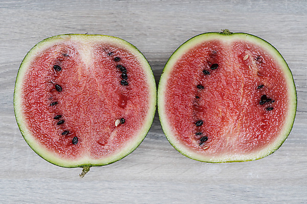 포토 JPG 해외이미지 과일 탁자 단면 수박 사람없음 빨간색 초록색 신선 달콤 오브젝트 슬라이스 수박씨 반쪽수박 해외202004 해외포토 컬러 가구 씨앗 맛 파일형식 이미지허브