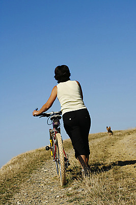 포토 JPG 해외이미지 여자 남자 스포츠 자연 산 풍경 경사 성인 사람없음 야외 사이클링 산악자전거 해외202004 해외포토 사람 자전거 육상스포츠 생태계 파일형식 이미지허브