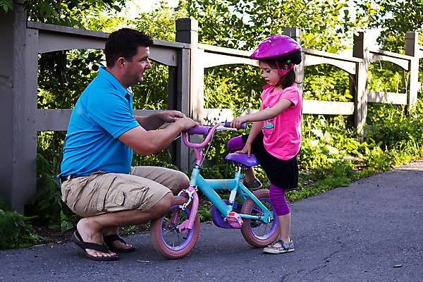 포토 JPG 해외이미지 백인 라이프스타일 공원 남자 행복 어린이 스포츠 가족 건강 사람 야외 두명 여름 청춘 운동 자전거 도움 바퀴 가르침 아빠 승차 순환 사이클링 바이킹 페달 헬프 해외202004 해외포토 서양인 계절 공공시설 교육 감정 컨셉 관계 모션 생활 바이크 육상스포츠 파일형식 이미지허브
