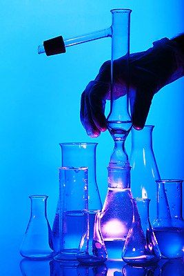 포토 JPG 해외이미지 손 교육 실루엣 건강 병원 신체부위 약 의사 바이러스 측정 비커 처방 조제 코로나바이러스 해외202004 해외포토 의학 촬영기법 실험기구 사람 의료진 만들기 파일형식 이미지허브