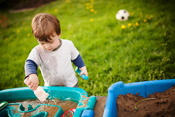 포토 JPG 해외이미지 백인 라이프스타일 남자 어린이 모래 놀이 한명 소년 야외 물 젖음 게임 도구 해외202004 해외포토 자연요소 서양인 1 사람 생활 파일형식 이미지허브