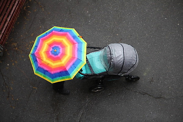 포토 JPG 해외이미지 어린이 겨울 벤치 우산 가족 엄마 날씨 함께함 사람 성인 사람없음 야외 산책 아기 마차 유모차 걸음마 해외202004 해외포토 계절 교통수단 컨셉 의자 관계 모션 휴식 아기용품 파일형식 이미지허브
