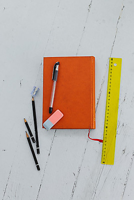 포토 JPG 해외이미지 백그라운드 컨셉 텍스트 탁자 자 사람없음 책 컬러풀 연필 펜 정보 흰색 책상 오브젝트 지우개 문학 해외202004 해외포토 컬러 가구 문구용품 학용품 필기구 파일형식 이미지허브