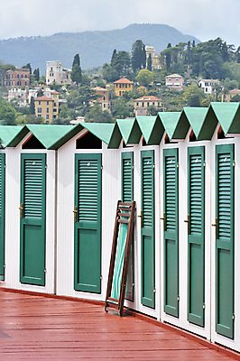 포토 JPG 해외이미지 나무 건축양식 하늘 사람없음 야외 건물 빨간색 초록색 문 이탈리아 흰색 많음 해외202004 해외포토 식물 건축물 건축 유럽 컬러 컨셉 파일형식 이미지허브