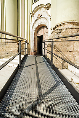 포토 JPG 해외이미지 종교 건축양식 출입구 거리 건강 경사 사람없음 교회 계단 바위 기둥 오픈 보행로 매끈함 장애인 입장 휠체어 시작 오르기 대리석 돌봄 무료 철강 특별함 해외202004 해외포토 건축 길 컨셉 재료 종교건축 모션 건물 돌_바위 감각 장애 파일형식 이미지허브