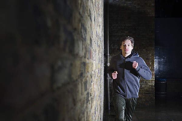 포토 JPG 해외이미지 벽 스포츠 돌담 건강 한명 사람 20대 야외 운동복 달리기 조깅 운동 회색 도시 야간 결심 런던 달리기선수 성인남자만 해외202004 해외포토 자연요소 1 옷 컬러 컨셉 모션 영국 청년 담장 돌_바위 육상선수 남자만 성인만 파일형식 이미지허브