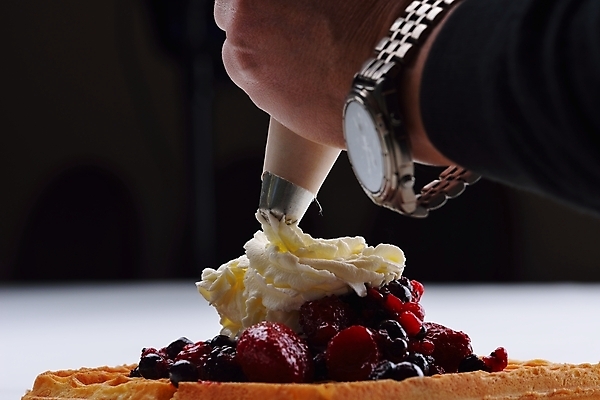 포토 JPG 해외이미지 스튜디오촬영 손 딸기 아이스크림 신체부위 달콤 크림 블루베리 산딸기 블랙베리 와플 짜기 짤주머니 해외202004 해외포토 과일 모션 디저트 실내 사람 맛 제빵도구 파일형식 이미지허브