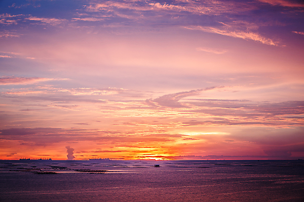 포토 JPG 해외이미지 구름 바다 백그라운드 오렌지 자연 하늘 경사 사람없음 물 파란색 빛 컬러풀 노란색 일출 어둠 일몰 새벽 보트 황금 저녁 해외202004 해외포토 자연요소 컬러 배_교통 과일 노을 야간 생태계 파일형식 이미지허브